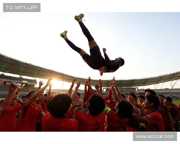 23岁国脚半场拼尽身泥获赞